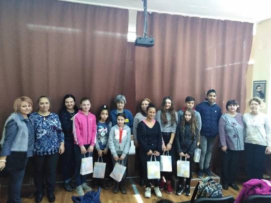 Наградиха ученици от III ОУ "П. Р. Славейков "  в конкурс за изработване на най-оригинална розова фланелка за ученици